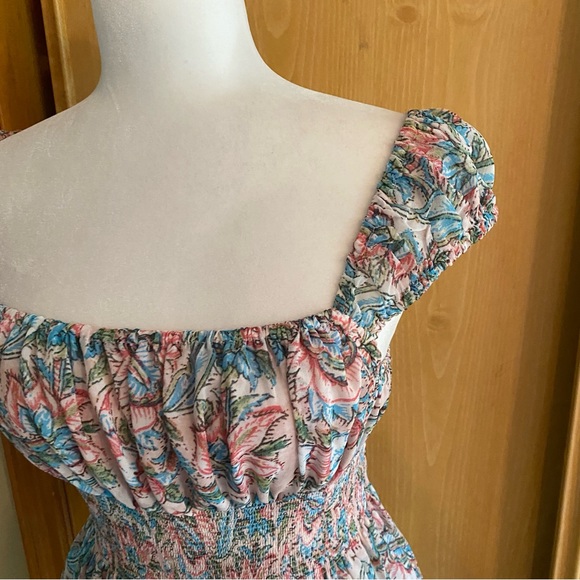 Urban Outfitters • Chiffon Cropped Capsleeve Blouse in Floral Print - Picture 3 of 12